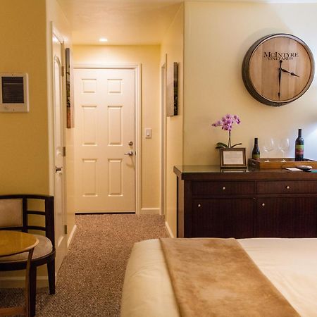 The Vendange Carmel Inn & Suites Extérieur photo