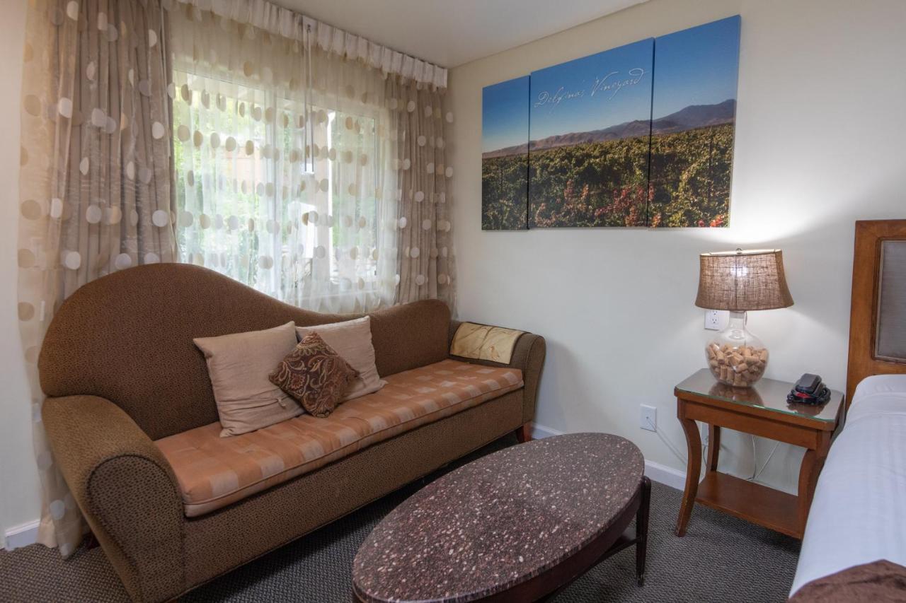 The Vendange Carmel Inn & Suites Extérieur photo