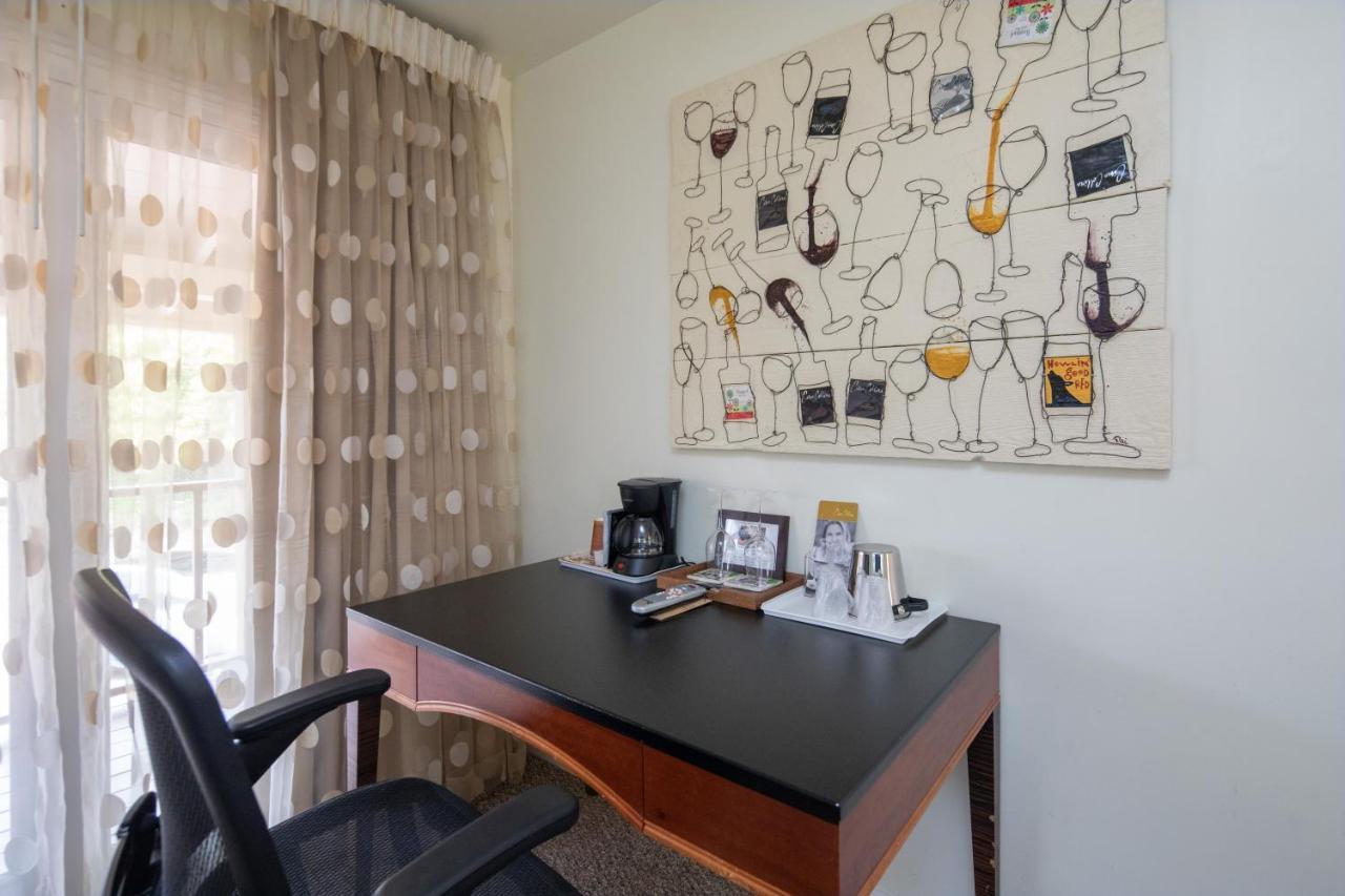 The Vendange Carmel Inn & Suites Extérieur photo