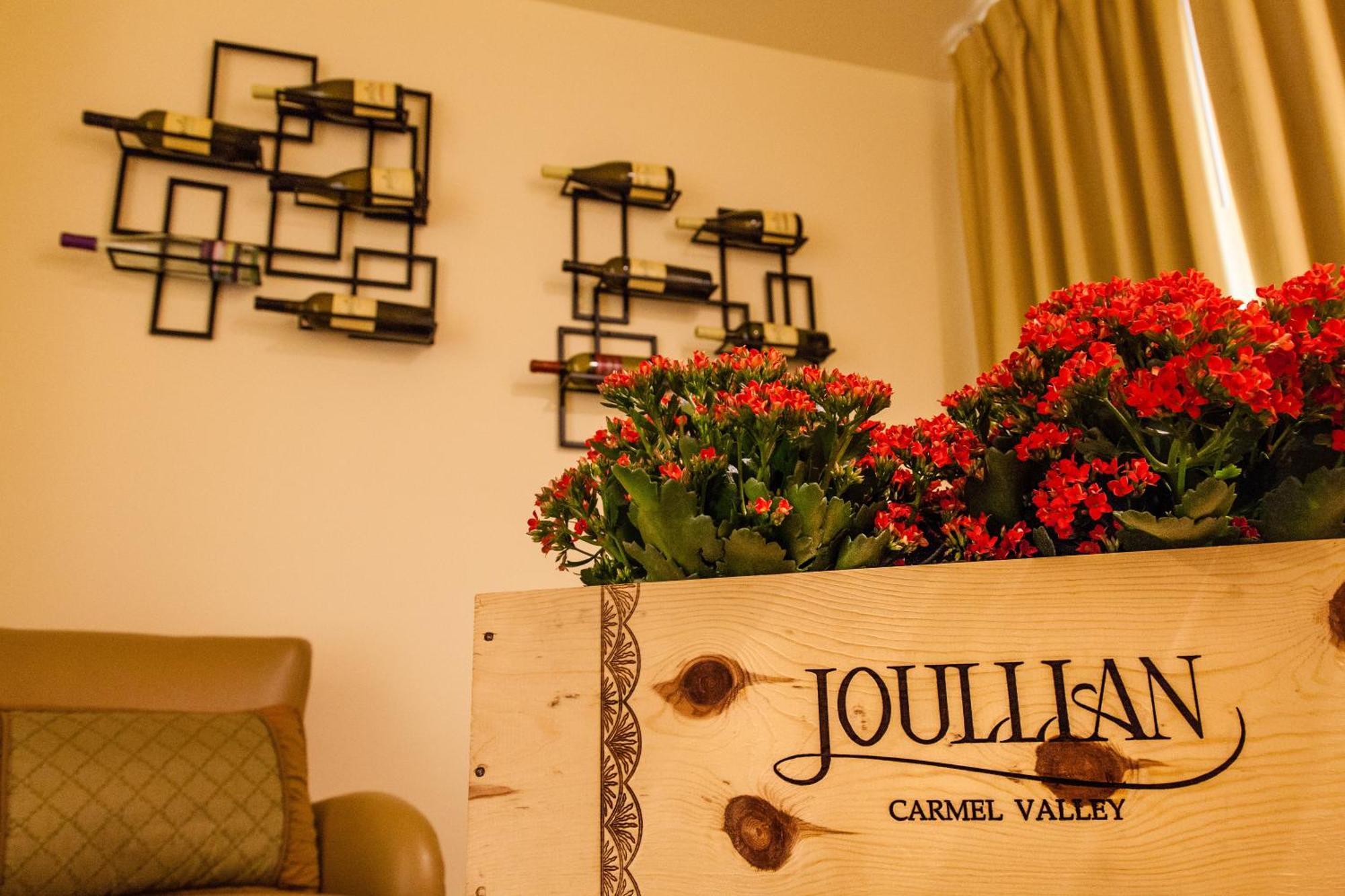 The Vendange Carmel Inn & Suites Extérieur photo