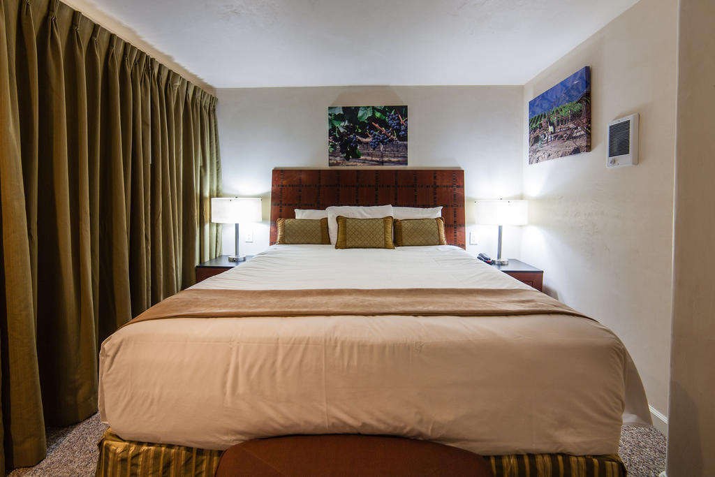 The Vendange Carmel Inn & Suites Chambre photo