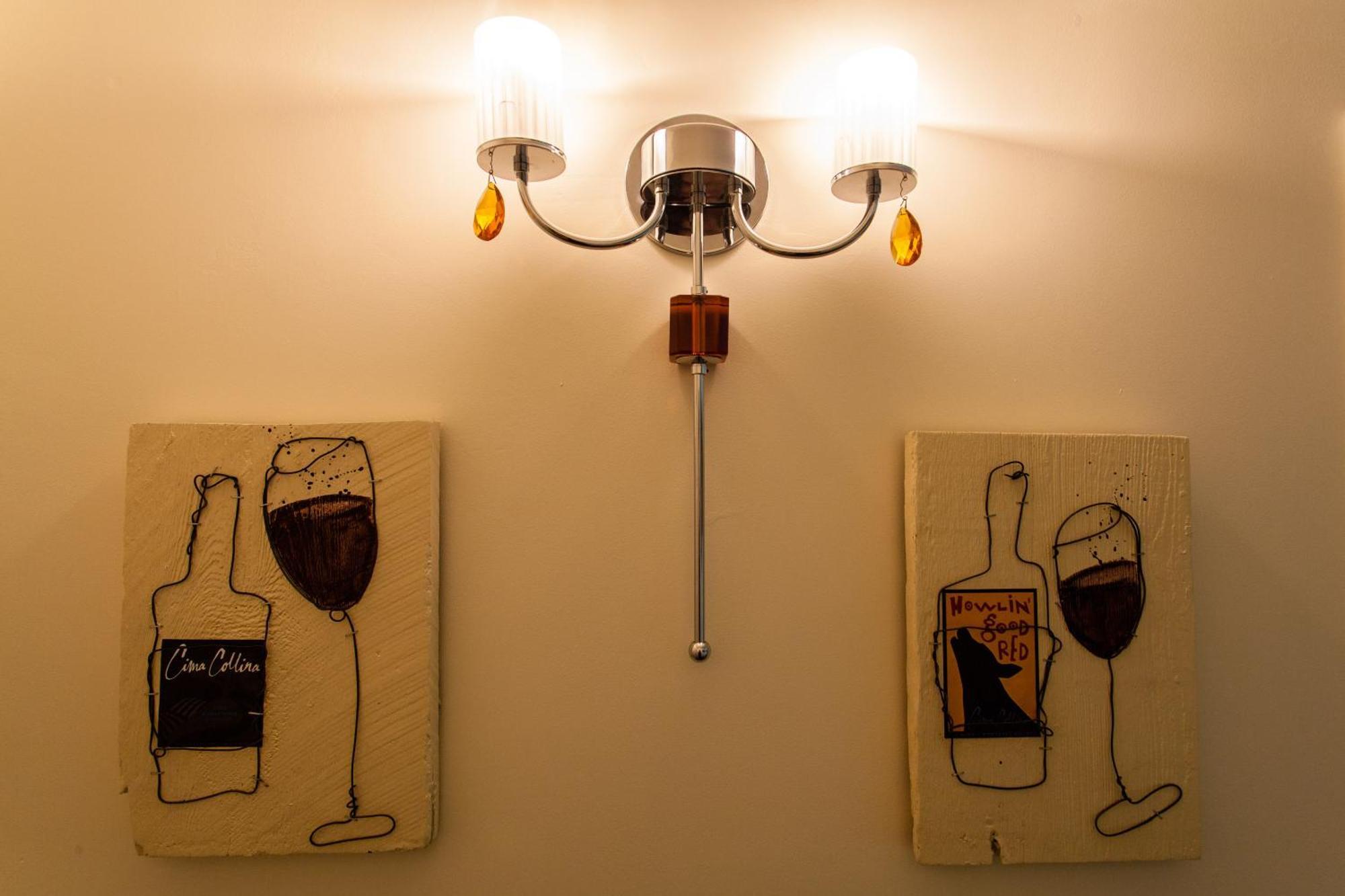 The Vendange Carmel Inn & Suites Extérieur photo